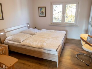 Schlafzimmer mit Doppelbett