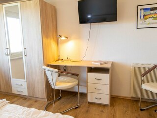 Schreibtisch und TV im Schlafzimmer