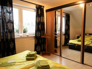 Schlafzimmer 2 mit Doppelbett und Kleiderschrank