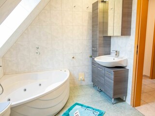 Bad mit Waschbecken und Badewanne