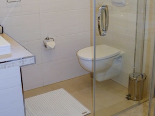 Bad mit Dusche und WC