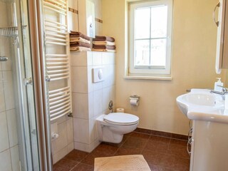Bad mit Dusche und WC