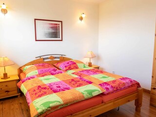 Schlafzimmer mit Doppelbett