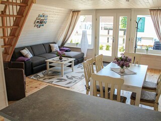 Wohnraum mit Schlafcouch und Esstsich