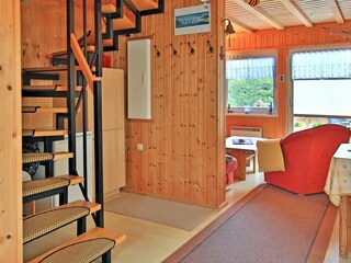 Wohnbereich mit Treppe und Zugang zur Terrasse