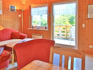 Wohnbereich mit Zugang zur Terrasse