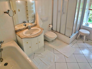 Bad mit Dusche und WC