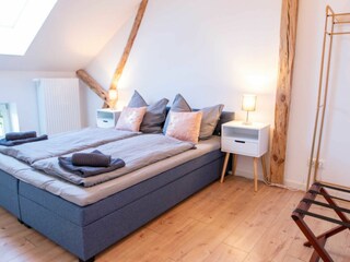 Schlafzimmer mit Doppelbett