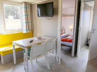 Wohnzimmer mit Essbereich und TV
