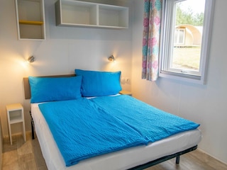 Schlafzimmer mit Doppelbett