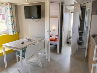 Wohnzimmer mit Essbereich und TV