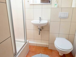Bad mit Dusche und WC