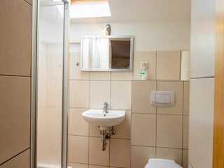 Bad mit Dusche und WC