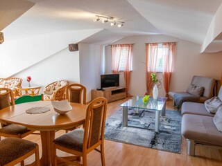 Wohnzimmer mit Essbereich