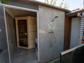 Sauna und Außendusche