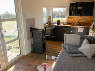Sofa mit Kamin und Küchenzeile