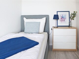 Sep. Zimmer mit Einzelbett (mittlerweile mit Schrank)