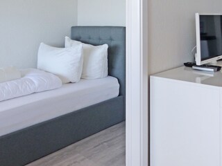 Kinderzimmer mit Einzelbett, TV, Schrank ...