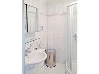 Helles Badezimmer mit Dusche