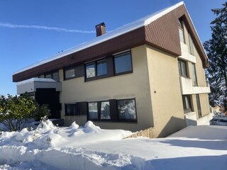 Hausansicht mit Ferienwohnung oben rechts