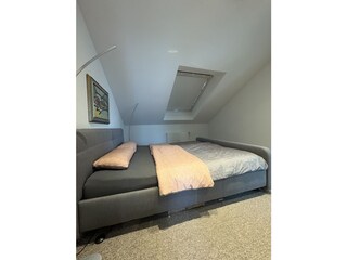 Schlafzimmer mit Verdunkelung Jalousie
