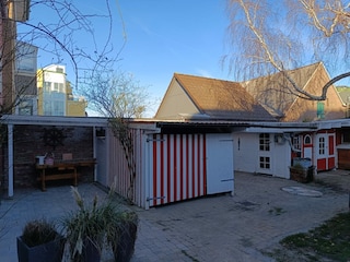 Garten mit Abstellmöglichkeiten für Fahrräder etc.