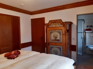 Schlafraum mit Bauernschrank