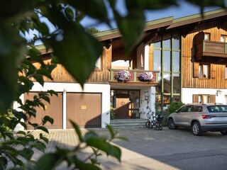 Eingangsbereich mit Parkplätzen direkt am Haus