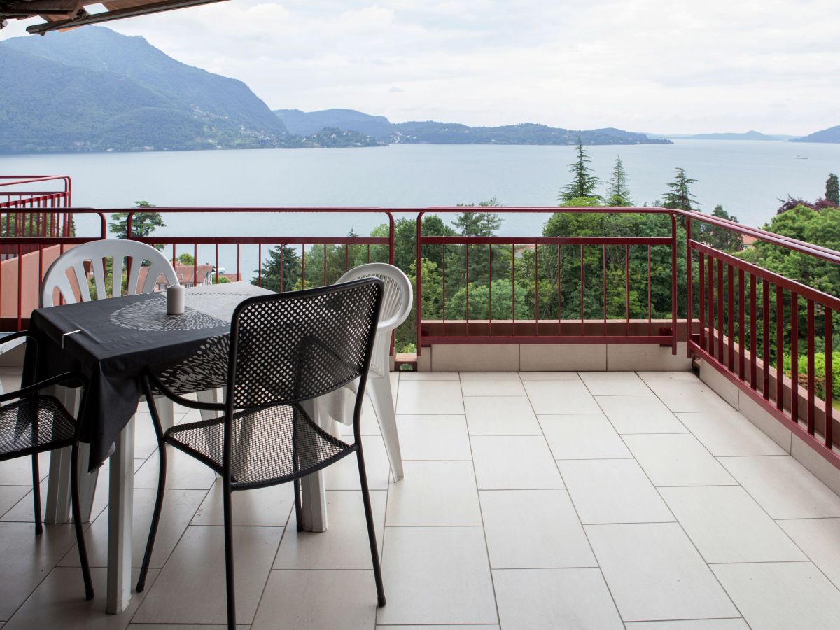 Balcony (approx. 15 m²) with breathtaking lake views
