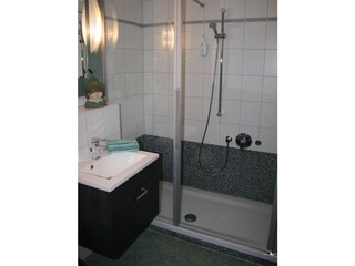 fast ebenerdige Dusche