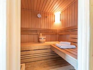 Wellnessbereich mit Saunen, Duschen und Ruhebereich im Dachgeschoss