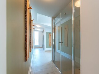 Wellnessbereich mit Saunen, Duschen und Ruhebereich im Dachgeschoss