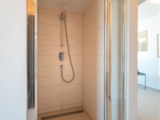 Wellnessbereich mit Saunen, Duschen und Ruhebereich im Dachgeschoss