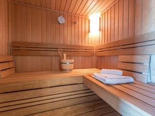 Wellnessbereich mit Saunen, Duschen und Ruhebereich im Dachgeschoss