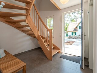 Eingangsbereich und Treppe ins Dachgeschoss