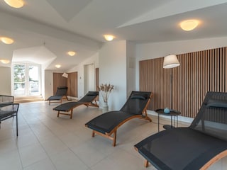 Wellnessbereich mit Saunen, Duschen und Ruhebereich im Dachgeschoss