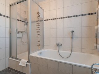 Bad mit Dusche, Badewanne und WC