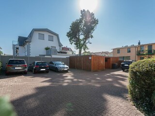 Parkplatz und Fahrradschuppen