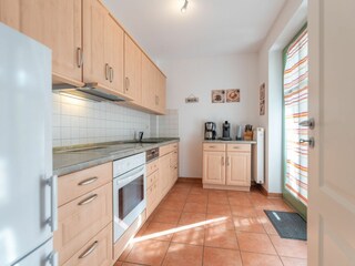 Küche mit Durchgang zur überdachten Terrasse