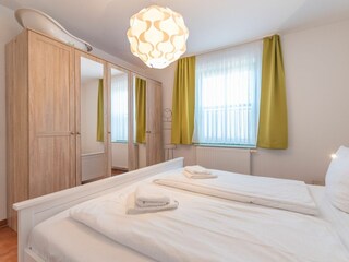 Schlafzimmer 1 mit Doppelbett