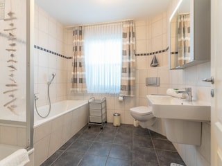 Bad mit Dusche, Badewanne und WC