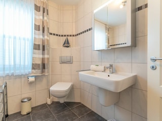 Bad mit Dusche, Badewanne und WC