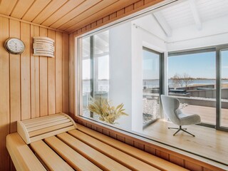 Blick aus der Sauna in den Wohnbereich