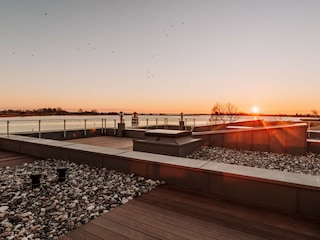Blick von der Terrasse in der Abenddämmerung