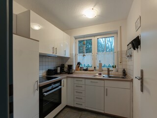 Vollwertige moderne Küche.