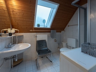 Badezimmer mit Tageslicht und Dusche