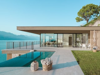 Haus- und Poolansicht