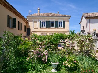 Blick zur Haus-Südseite mit Terrasse