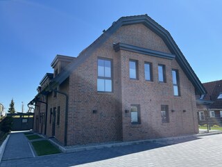 Vorderansicht mit Parkflächen