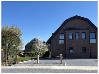 Einfahrt mit Parkflächen